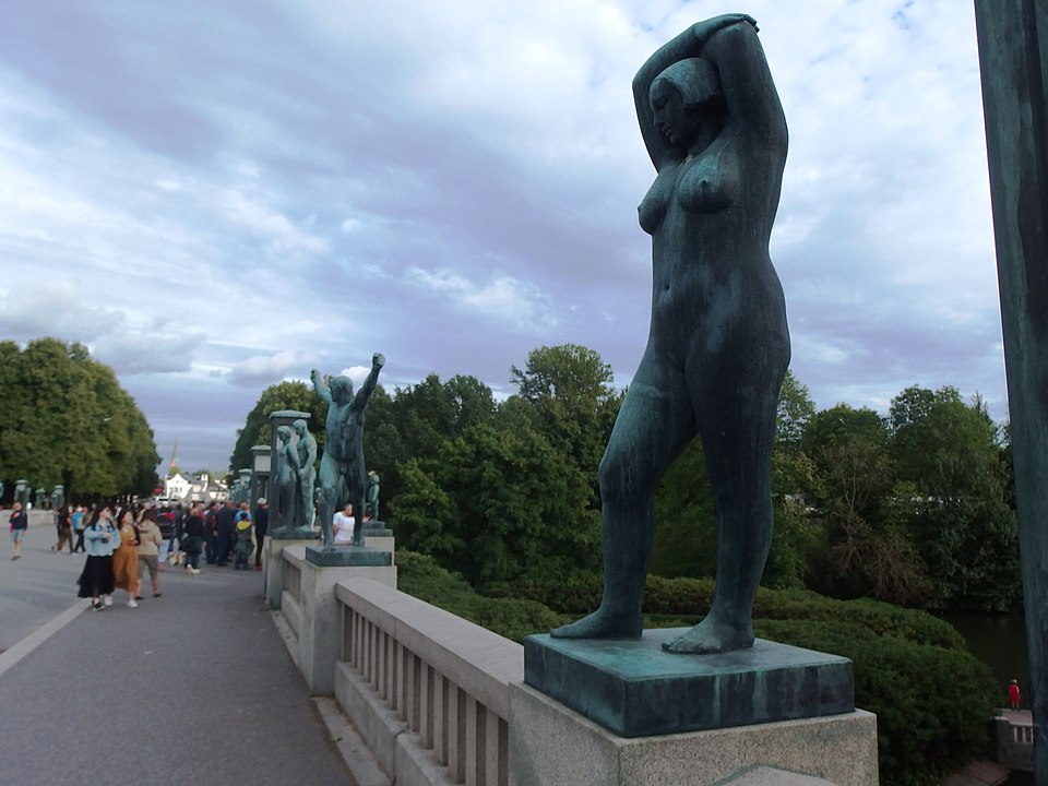 Vigeland-Sculpture-Park Oslo-Bronze-Sculptures-on-the-bridge
