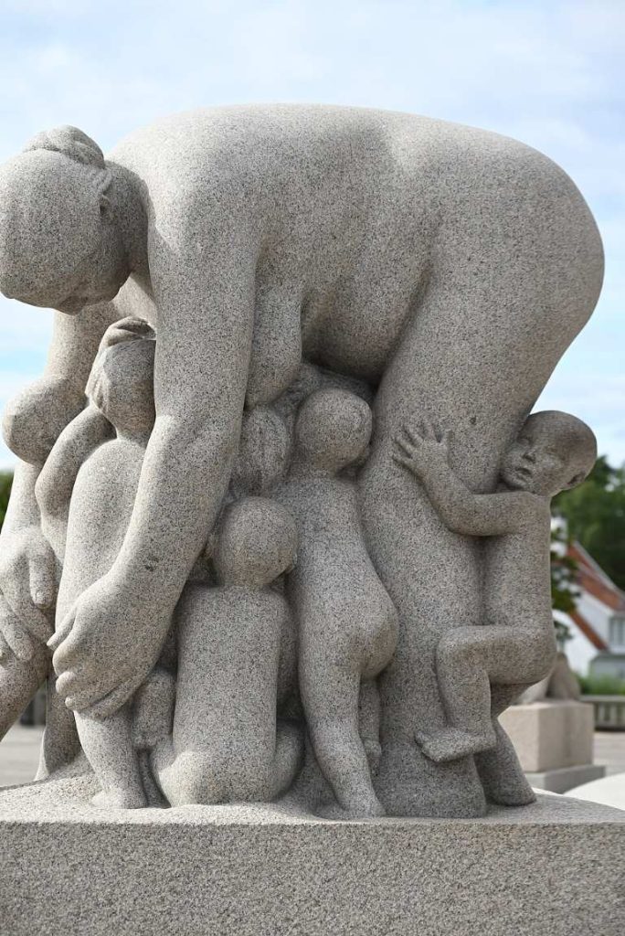 Vigeland-Statues-surrounding-the-Monolith-family