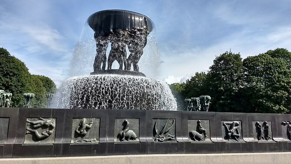 Vigeland_Park_Great_Fountain_close_look