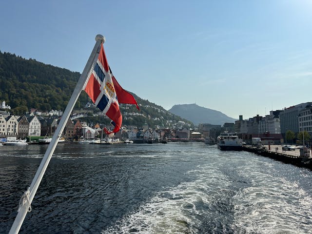 Bryggen-Harbor-Bergen-boat-norway-flag