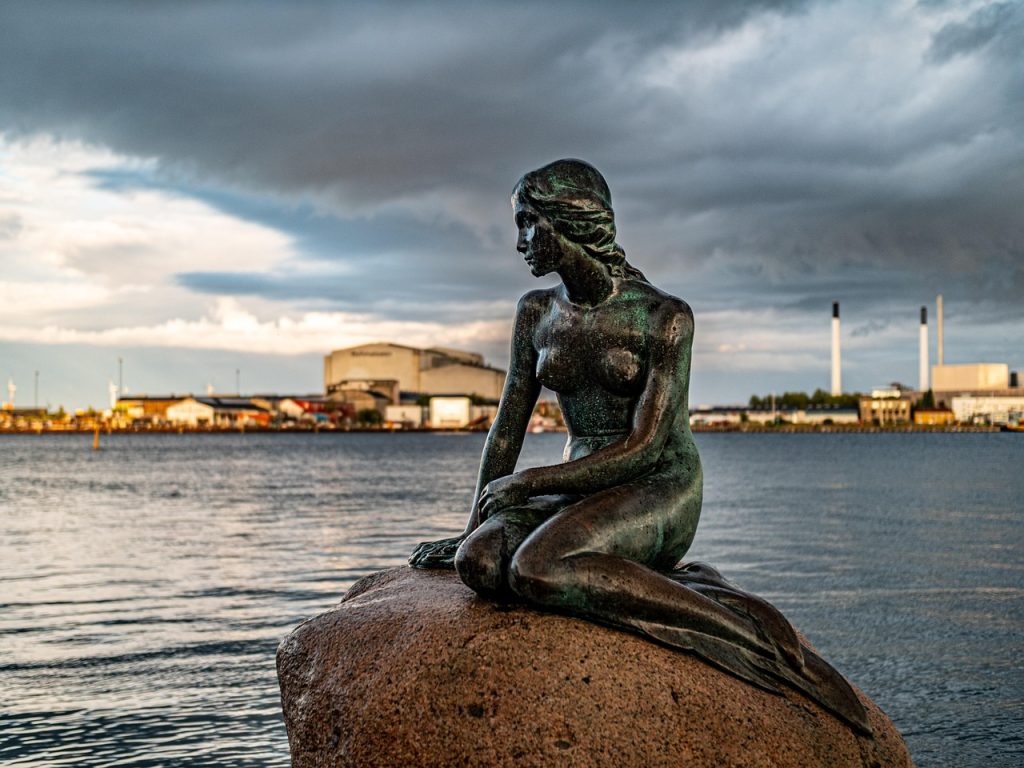 The-Little-Mermaid-Statue-Copenhagen-close-look