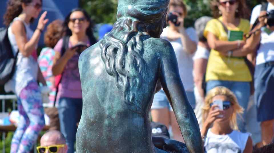 The-Little-Mermaid-Statue-Copenhagen-tourist-queque