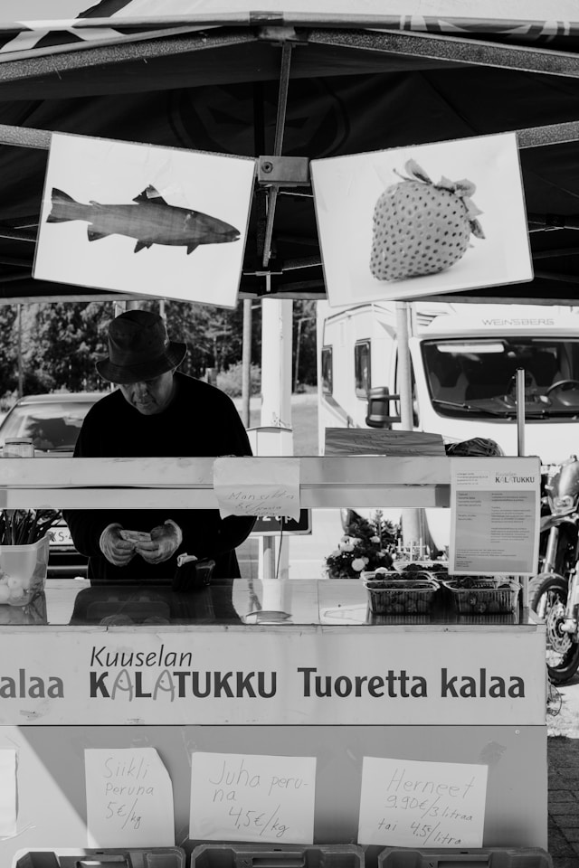 Best-Food-Markets-and-Food-Halls-in-Helsinki-black&white