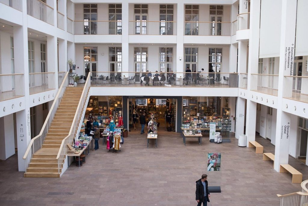 Interior arcade of the National Museum of Denmark (Prince’s Mansion), Copenhagen – photo by Dietmar Rabich / Wikimedia Commons (CC BY‑SA 4.0).