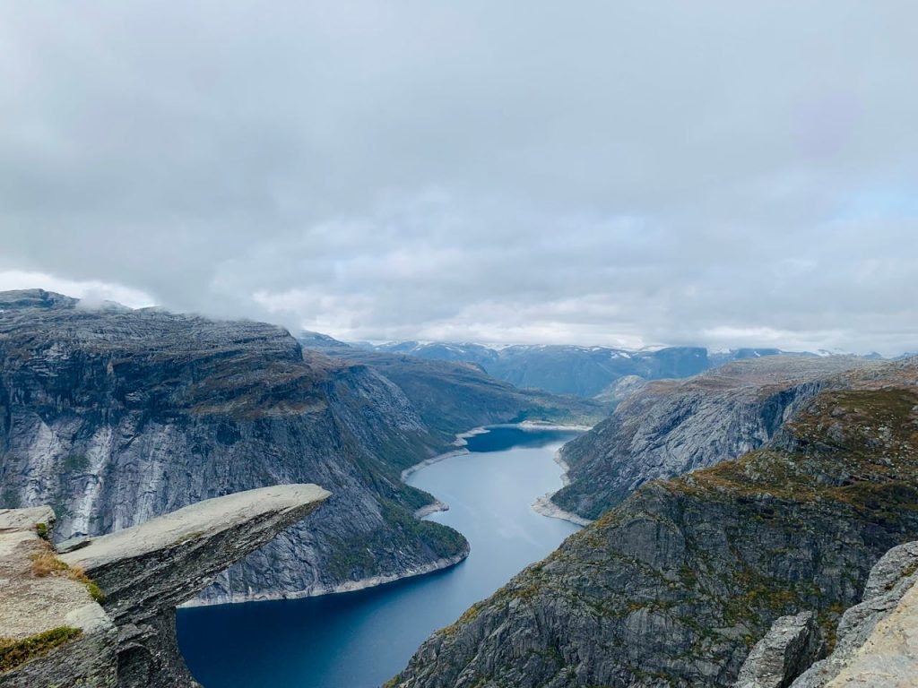 Trolltunga-view-Trolls-tongue