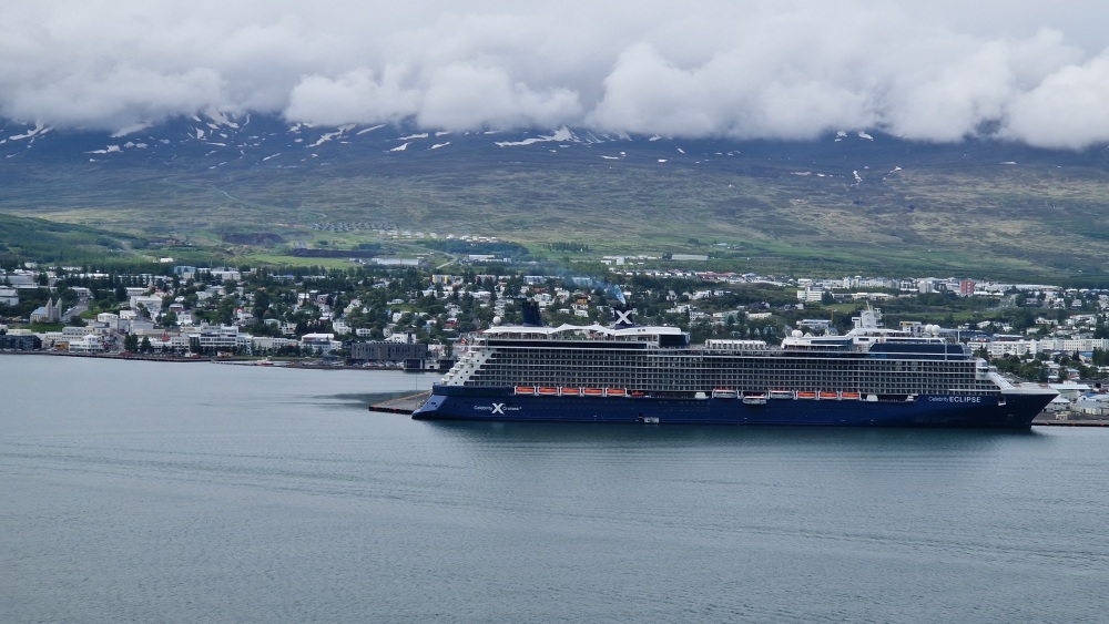 Akureyri-Cruiseship-view