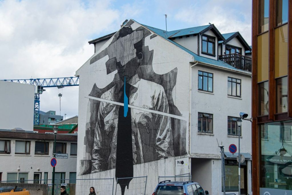 Reykjavik’s-Best-Street-Art-graffitti-blue-neckle